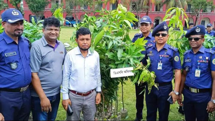 এক হাজার গাছের চারা বিতরণ বরিশাল জেলা পুলিশের এক_হাজার_গাছের_চারা_বিতরণ_বরিশাল_জেলা_পুলিশের
